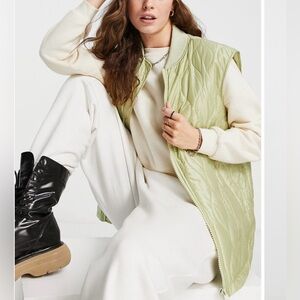 ✨EUC Topshop Quilted Nylon Vest